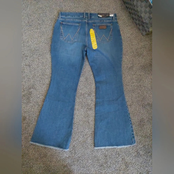 Wrangler Retro Mae Bootcut jeans Medium wash raw hem 19x32 - Picture 8 of 8
